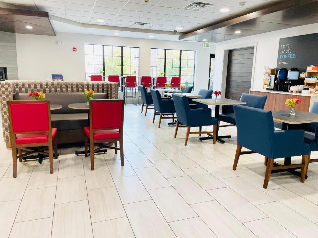 Holiday Inn Express Hotel & Suites Grand Island By Ihg Esterno foto