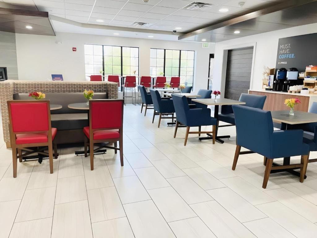 Holiday Inn Express Hotel & Suites Grand Island By Ihg Esterno foto